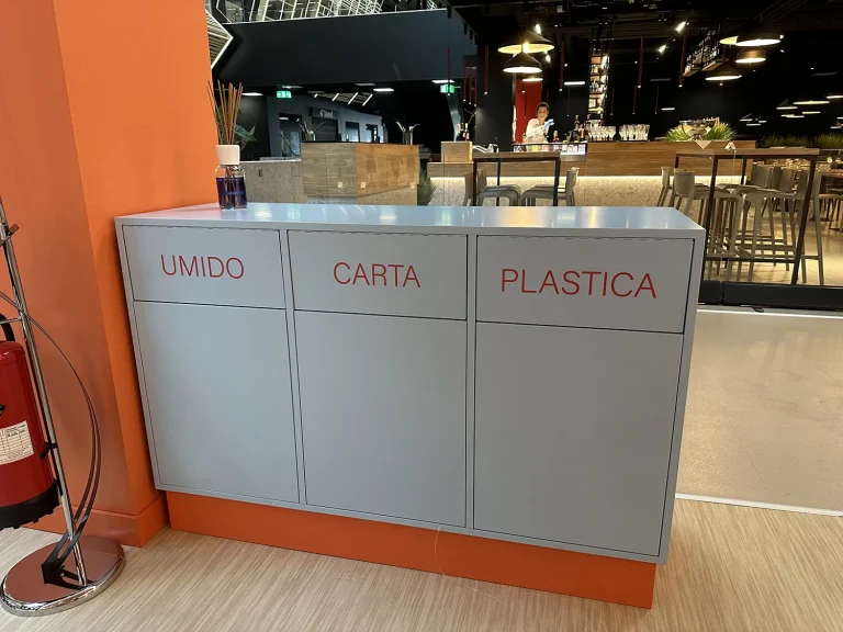 bidoni-grigi-parete-arancione